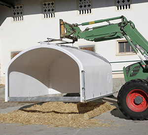 Dank der durchdachten Konstruktion kann die Hütte und samt Umzäunung einfach mit einem Traktor transportiert werden