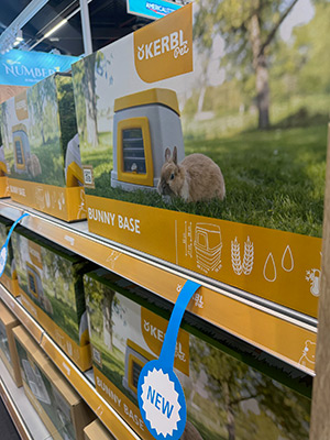 Kaninchenbau Bunny Base Produkt und Verpackung im passenden Regal auf der Messe Interzoo