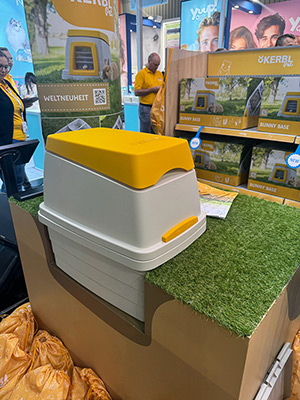 Kaninchenbau Bunny Base Produkt und Verpackung im passenden Regal auf der Messe Interzoo