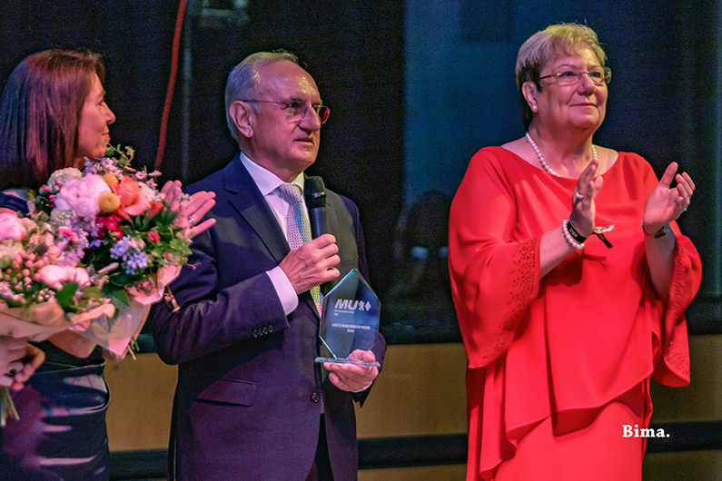 Albert Kerbl wird mit dem Unternehmerpreis ausgezeichnet beim Ball der Wirtschaft in Waldkraiburg.