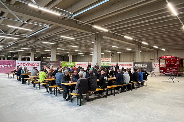 Mitarbeiter der Baufirmen und Albert Kerbl beim Essen auf der Baustelle in Ampfing