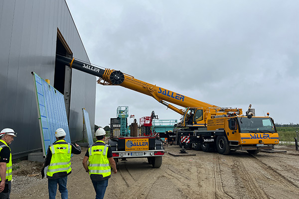 Baustelle mit Kran und Bauarbeitern auf der Baustelle des Logistikzentrums in Ampfing